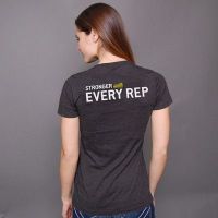 Ver Camiseta Chica Stronger With Every Rep de Gold's Gym Camiseta Chica Stronger With Every Rep de Gold's Gym